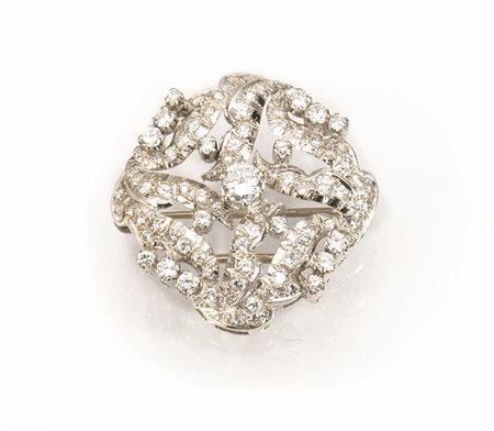 Spilla in oro bianco e diamantidi forma a cuscino in oro bianco traforato e...