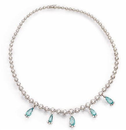 Collana in oro bianco, diamanti e smeraldirealizzata ad una fila di maglie...