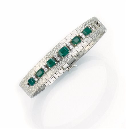 Bracciale in oro bianco, smeraldi e diamantimontatura a nastro in oro bianco...
