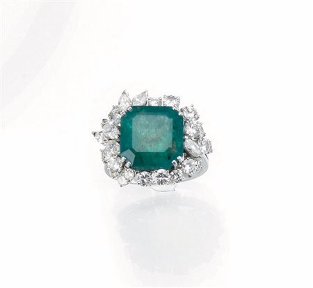 Anello in oro bianco, smeraldo e diamantial centro smeraldo ottagonale entro...