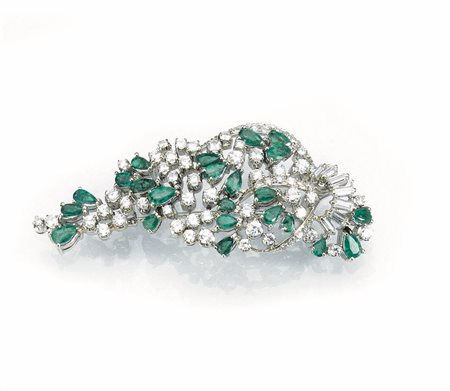 Spilla in oro bianco, smeraldi e diamanti realizzato a tralcio e decorata con...