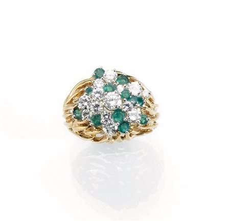 Anello in oro giallo, diamanti e smeraldimodellato come una fascia bombata...