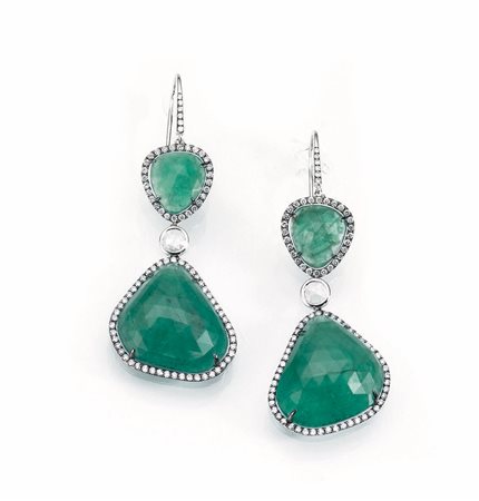 Paio di orecchini pendenti in oro bianco, smeraldi e diamanticiascuno...