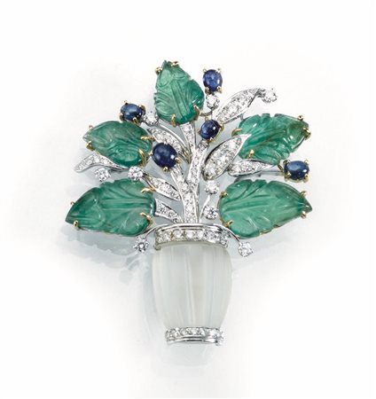 Spilla in oro bianco, oro giallo, cristallo di rocca, smeraldi, zaffiri e...