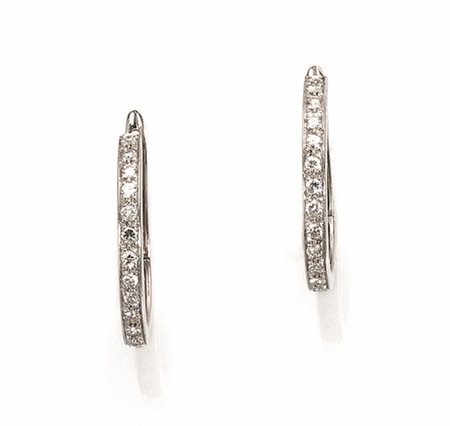 Paio di orecchini in oro bianco e diamanticiascuno modellato a cerchio ovale...