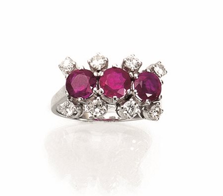 Anello in oro bianco, rubini e diamantila parte superiore decorata da tre...
