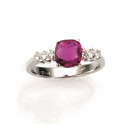 Anello in oro bianco, rubino e diamantial centro un rubino ovale di taglio...