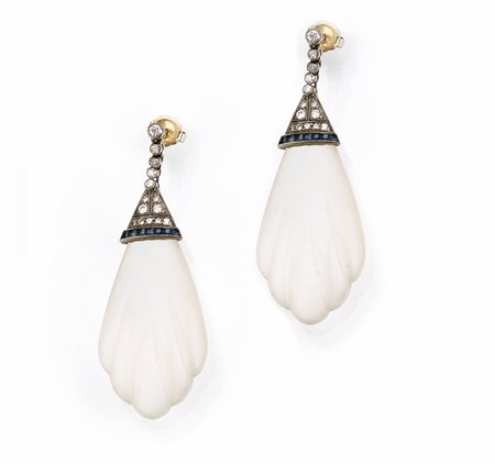 Paio di orecchini pendenti in oro bianco, cristallo di rocca, zaffiri carrè e...