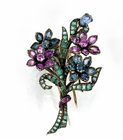 Spilla a clip in argento, oro rosa, smeraldi, zaffiri e rubinimodellata come...