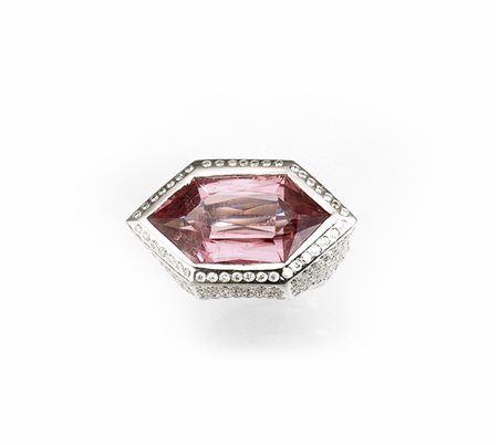 Anello in oro bianco, tormalina e diamantimontatura a fascia squadrata...