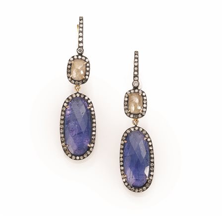 Paio di orecchini pendenti in oro giallo, tanzanite e diamanticiascuno...