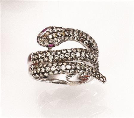 Anello in oro bianco, diamanti e rubinomodellato come un serpente che si...