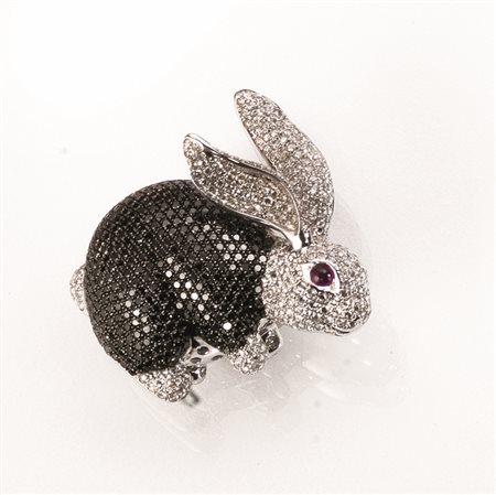 Pendente in oro bianco, diamanti e rubinorealisticamente modellato come una...