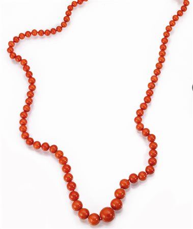Collana in corallo ed oro giallorealizzata ad un fila di sferette poste in...