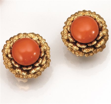 Demi-parure in oro giallo e corallo composta di paio di orecchini e...