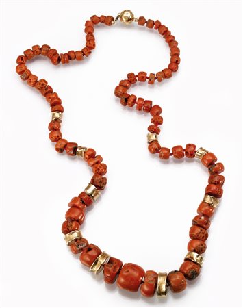 Collana in corallo e oro giallorealizzata ad una fila di rondelle digradanti...