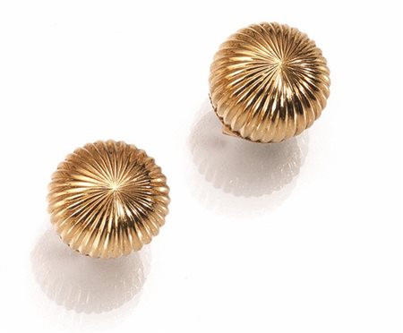Paio di orecchini in oro giallociascuno realizzato come una sfera rigata,...