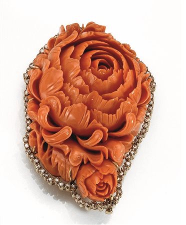 Pendente in corallo, oro giallo e diamanti intagliato come una peonia,...