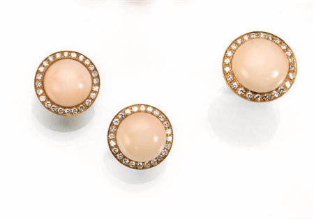 Parure in oro giallo, corallo e diamanti composta di collana, paio di...