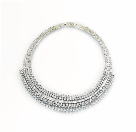 Collana in oro bianco e diamanti parte anteriore costituita da sei file di...