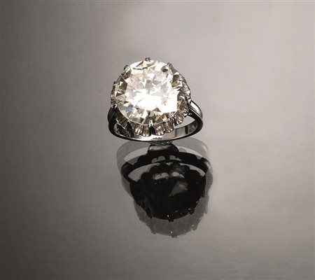 Anello in oro bianco e diamanteal centro un brillante montato a griffe di ct...