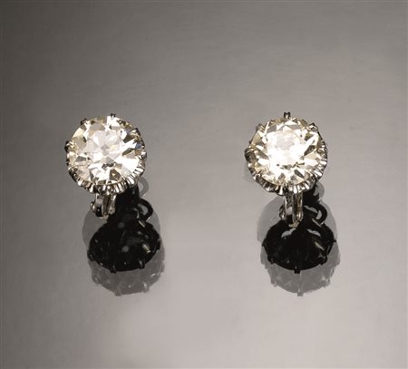 Paio di orecchini in oro bianco e diamanticiascuno costituito da un brillante...