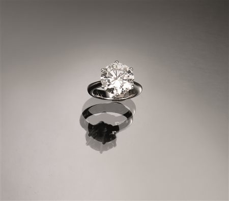 Anello in oro bianco e diamante con certificato gemmologico HRDal centro un...