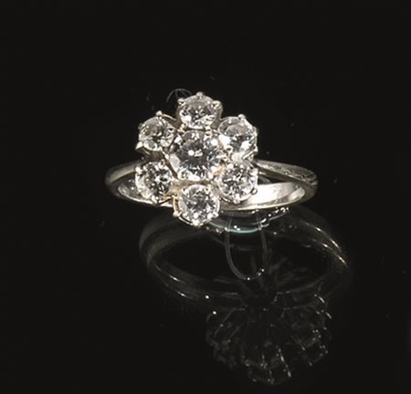 Anello in oro bianco e diamantidisegnato come una margherita realizzata in...