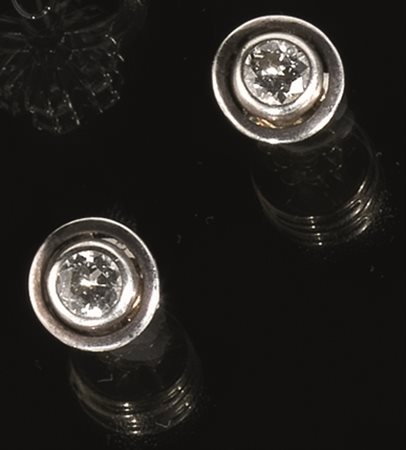 Paio di orecchini in argento, oro giallo e diamanticiascuno con diamante...