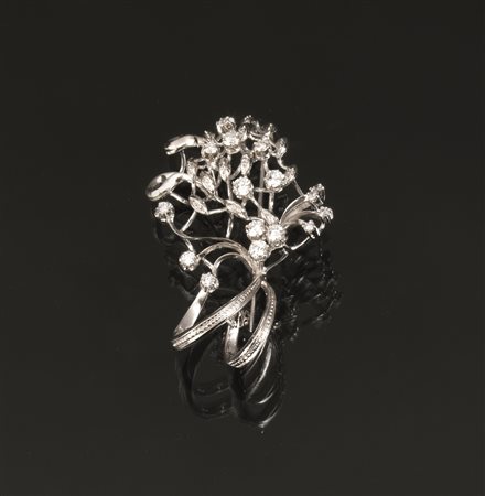 Spilla in oro bianco e diamantilavorata a tralcio decorato in brillanti,...