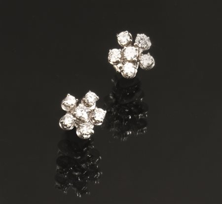 Paio di orecchini in oro bianco e diamanticiascuno disegnato come un fiocco...