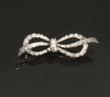 Spilla in oro bianco e diamantimodellata a fiocco incastonato di diamanti,...