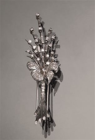 Spilla a clip in oro bianco e diamantimodellata come un mazzo di fiori e...