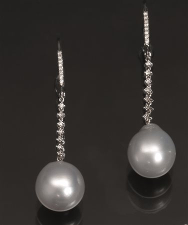 Paio di orecchini pendenti in oro bianco 14 kt, perle South Sea e...