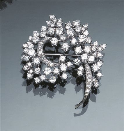 Spilla in oro bianco e diamantimodellata a tralcio floreale tempestato di...