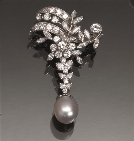 Spilla pendente in oro bianco, diamanti e perlamodellata a tralcio floreale...