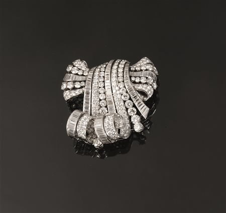 Spilla a doppia clip in platino, oro bianco e diamantidisegnata come un...