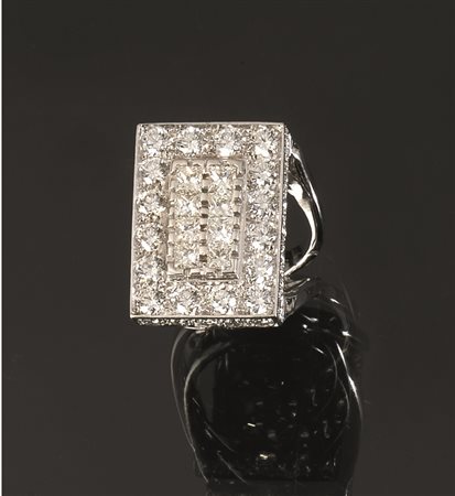 Anello in oro bianco e diamantidi forma rettangolare, interamente decorato da...