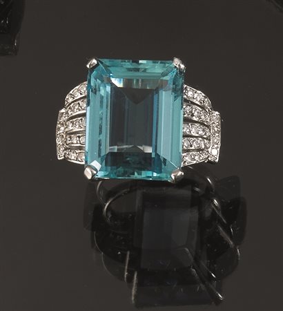 Anello, anni '20-'30 in platino, acquamarina e diamantial centro...