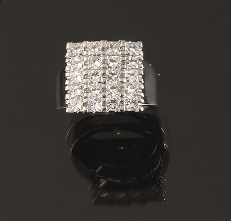 Anello in oro bianco e diamantimontatura ad alta fascia centrata da uno scudo...