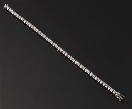 Bracciale 'tennis' in oro bianco e diamantirealizzato ad una fila di...