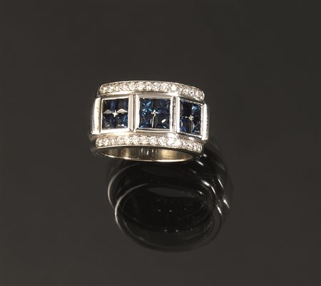 Anello in oro bianco, diamanti e zaffiria fascia bombata, la parte superiore...