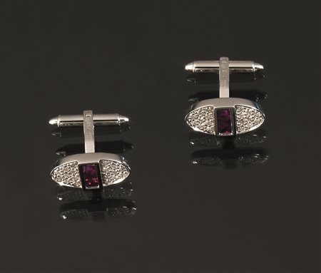 Paio di gemelli in oro bianco, diamanti e rubiniciascuno realizzato come un...