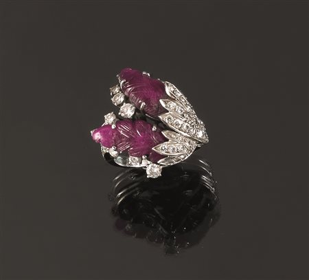 Anello in oro bianco, rubini e diamantidisegnato come un tralcio di bacche...