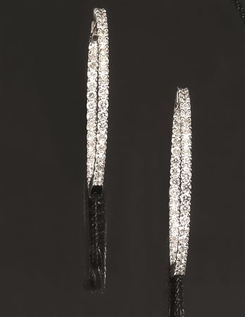 Paio di orecchini in oro bianco e diamanticiascuno modellato come un cerchio...