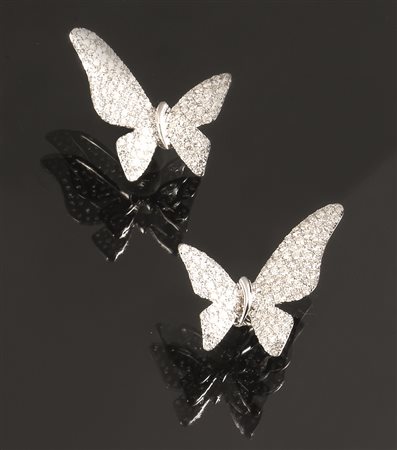 Paio di orecchini in oro bianco e diamanticiascuno modellato come una...