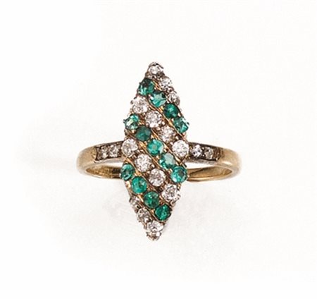 Anello in oro giallo, diamanti e smeraldidi forma a marquise decorata con...