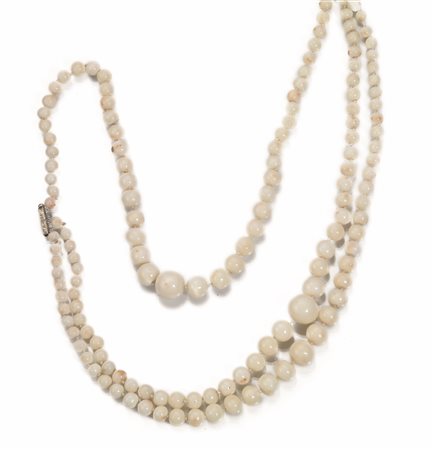 Collana in oro bianco e corallo biancorealizzata a tre fili di sfere diam. da...