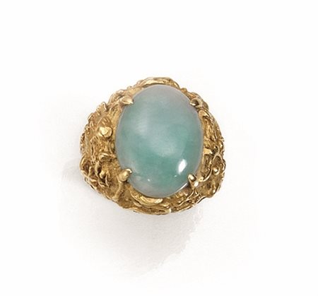 Anello in oro giallo e giadeitefascia cesellata e satinata, al centro...