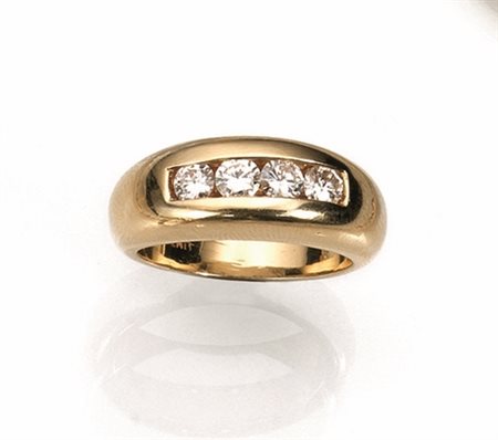 Anello in oro giallo e diamantirealizzato come una fascia bombata con inserto...